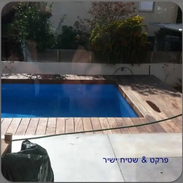 דקים בחצר